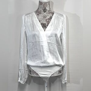 PAIGE -WHITNEY White rayon long sleeve body‎ suit size M.